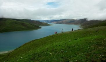 Voyage au Tibet - monastère : des touristes allant dans un monastère chinois, sur des montagnes.