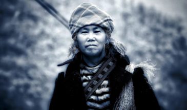 Trek au Vietnam : il y a une dame âgée qui porte un foulard sur la tête et est vêtue d'un manteau et d'un sac.