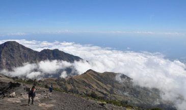 Trek Bali : des randonneurs au sommet d'une montagne, pour explorer un paysage densifié par un nuage.