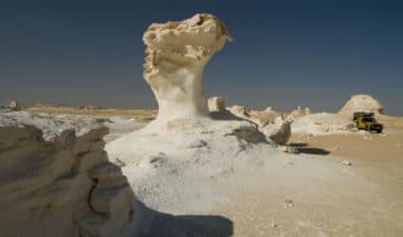 Trek Egypte, randonnée en voiture 4x4 sur le sable des oasis du Désert Libyque dans le désert blanc