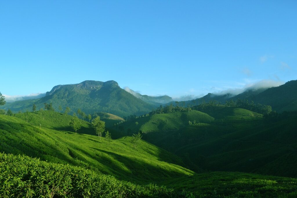 Trek Kerala : Coorg Bangalore est un paysage montagneux et de verdure, avec un ciel bleu.