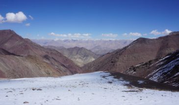 Trek Markha : un paysage possible pour faire de la randonnée, des montagnes enneigées.