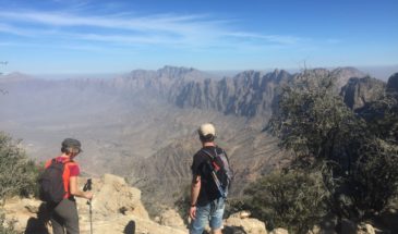Excursions Oman et sa nature: des randonneurs debout sur Jebel Akhdar, qui regarde les montagnes et la vue s'offrant à eux.