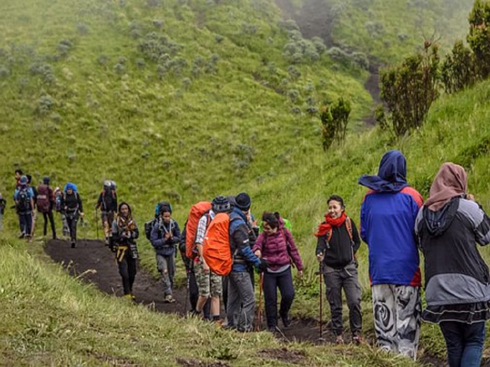 Trek Pays Toraja : des hommes et des femmes sur une montagne, en train de faire du trekking.
