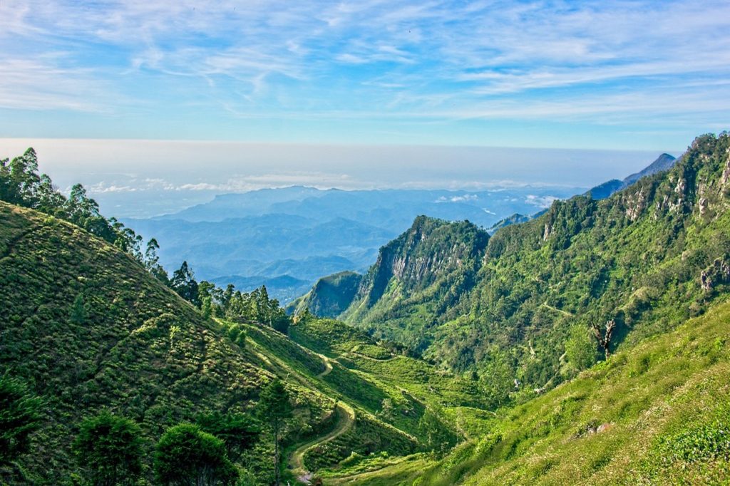 Trekking au Sri Lanka dans les vallées verdoyantes en pleine nature, avec une vue sur les magnifiques montagnes.
