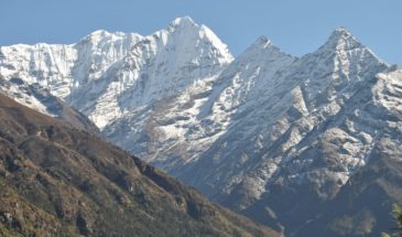 Trekking Manaslu : il y a de la neige sur les sommets des montagnes et de la végétation se situe plus bas.