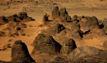 Trekking et découverte des rochers dans le désert de Tam Djanet lors d'une randonnée