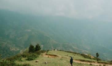 Trekking Vietnam : il y a un randonneur qui se balade seul sur les montagnes verdoyantes.
