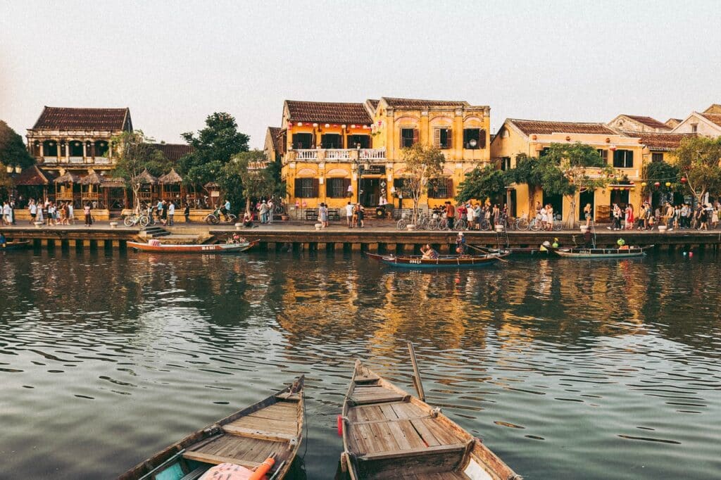 Vietnam trekking une visite en barque sur les canaux, un lieu très fréquenté avec des maisons traditionnelles.