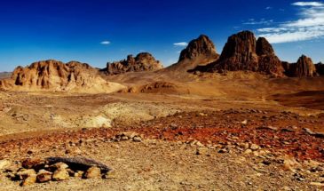 Visite de l'Algérie, le désert de Méharée dans l'Assekrem en Algériele désert de Méharée et les hauts plateaux de l'Assekrem dans le Hoggar