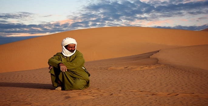 Touriste sur le sable en voyage en Algérie de Tassili dans le Sud-Est de l'Algérie