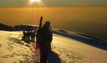 Touristes en ascension du Kilimandjaro en Tanzanie.