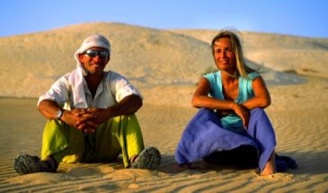 Visiter le Sahara : touriste dans sur le sable de Mauritanie.