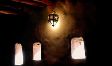 Lampe orientale accroché au mur d'une kasbah marocaine, Djebel Siroua