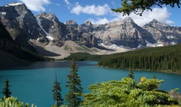 Canada Trek: splendide paysage composé de lac, de forêt, de montagne montrant la beauté de la nature