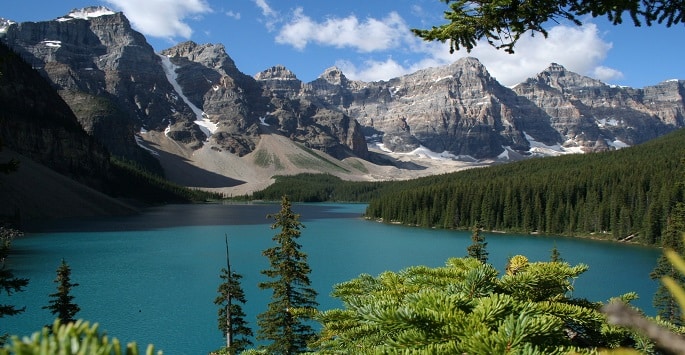 Canada Trek: splendide paysage composé de lac, de forêt, de montagne montrant la beauté de la nature