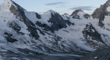 Belle vue d'une chaîne de montagnes du sommet d'une montagne,rando glaciaire alpes