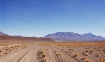 Vue d'ensemble d'un splendide désert et les montagnes, cadre pour faire de la randonnée Bolivie