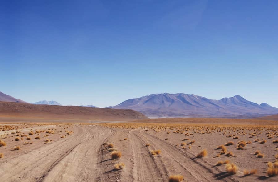 Vue d'ensemble d'un splendide désert et les montagnes, cadre pour faire de la randonnée Bolivie