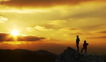 Touristes au sommet du Djebel Saghro pendant un coucher de soleil.