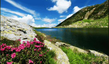 Randonneur sur un magnifique lac au milieu des montagnes randonnée en Roumanie