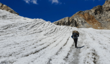 un homme sur le chemin pour atteindre le sommet de la montagne, randonnée glaciaire