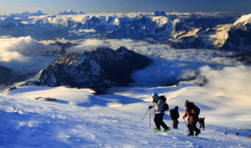 Groupe de randonneurs qui marche vers les montagnes avec plein de neige randonnée glacier Alpes
