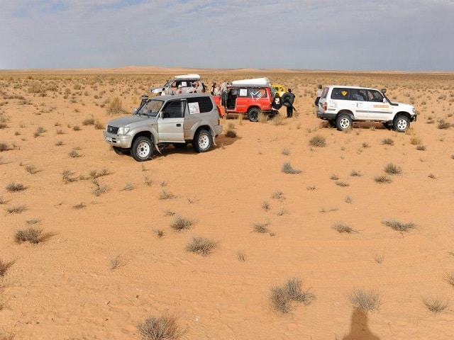 4x4 à l'arrêt dans le désert tunisien sur le départ pour un séjour culturel.