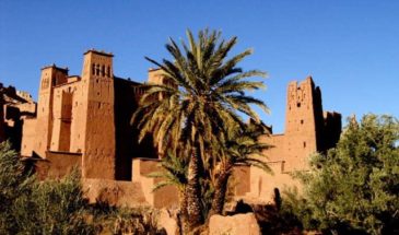 Trek au Maroc dans le village d'Aït Benadhou et ses maisons en terre entourées de jolies palmeraies.