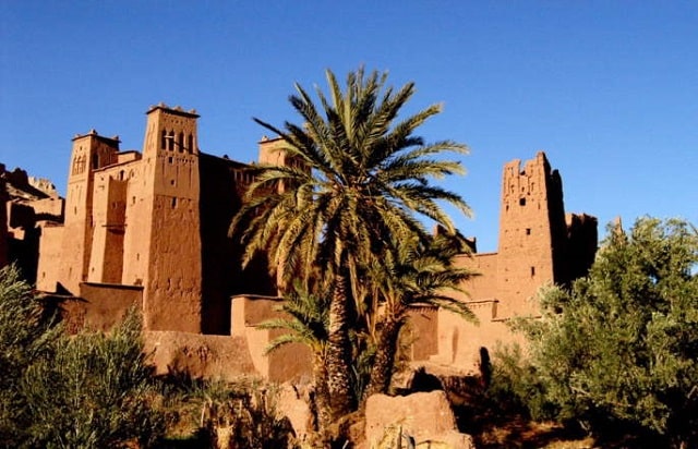 Trek au Maroc dans le village d'Aït Benadhou et ses maisons en terre entourées de jolies palmeraies.