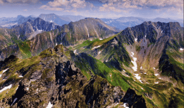 Belle vue d'une chaîne de montagnes du sommet d'une montagne, trekking en Roumanie
