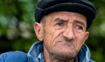 Visage triste d'un vielle homme au yeux bleu,trekking Roumanie