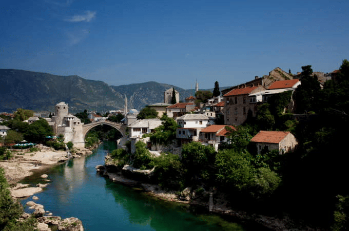 Bosnie l'Herzégovine histoire,ciel bleu magnifique, un village dont on aperçoit du magnifique lac