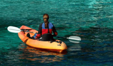 Une femme dans un canoë tout seul dans un lac,Canoë Corse sud