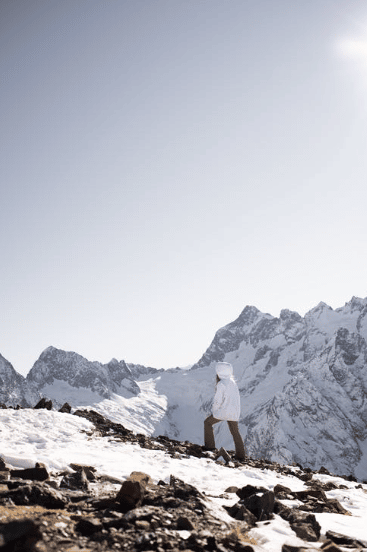 Randonneur sur le sentier montagneux plein de neige , activité Sainte Foy Tarentaise