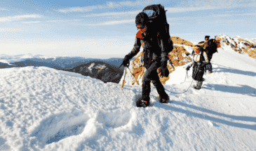 Randonneur sur le chemin plein de neige vers le sommet de la montagne,alpinisme Mont Blanc