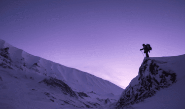 Randonneur debout admirant la splendeur du paysage qui s'offre à lui, Ascension du Mont-Blanc