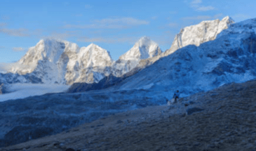Homme assis sur une roche admirant la splendeur du paysage qui s'offre à lui,aventure Mont-Blanc