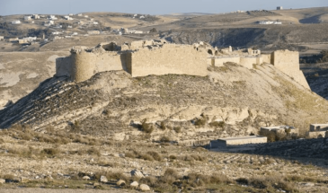 Canyon Jordanie : vue sur le château de Shobak sur une colline en Jordanie