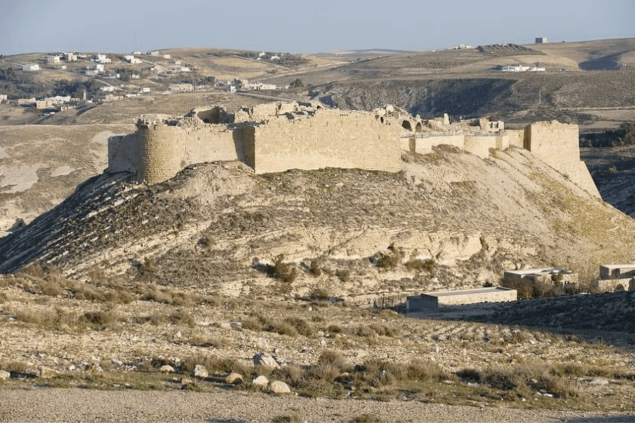Canyon Jordanie : vue sur le château de Shobak sur une colline en Jordanie