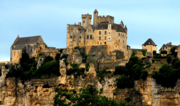Belle Vue d'un château sur une falaise,circuit de randonnée