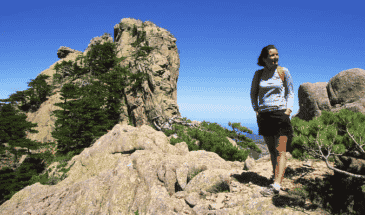 Un randonneur sur le sommet une montagne admirant d'autres montagne,circuit Mare e Monti Corse