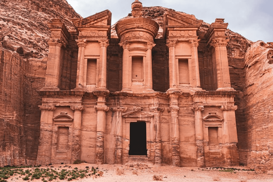 Trekking en Jordanie : vue sur la cité d'Al Khazneh à Petra.