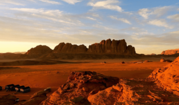 Randonnée en Jordanie : coucher de soleil sur les montagnes du désert de Wadi Rum