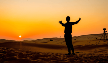 Randonnée Jordanie Petra : homme admirant un coucher de soleil dans le désert en Jordanie.