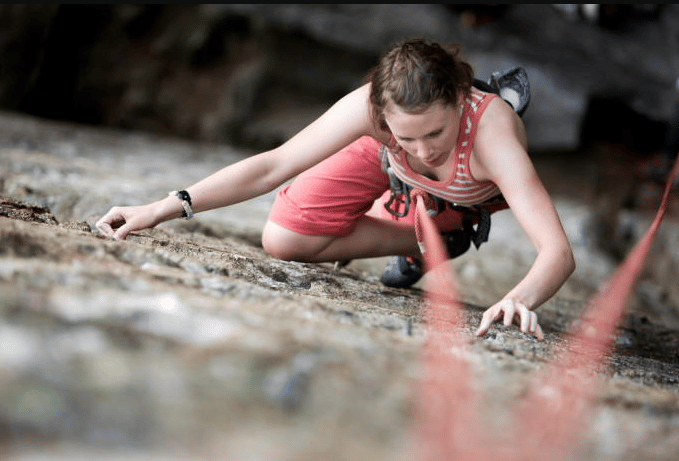 Une femme qui escalade une montagne, escalade Hérault