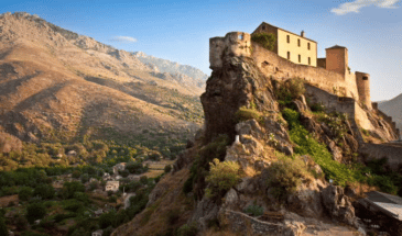 Grande maison sur le sommet d'une montagne, GR 20 Corse