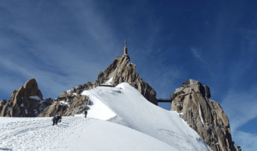 Un groupe sur le chemin pour atteindre le sommet de la montagne, gravir le Mont Blanc