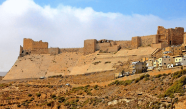 Randonnée Jordanie Petra : vue sur la ruine de l'impressionnant château d'Al Karak en Jordanie.
