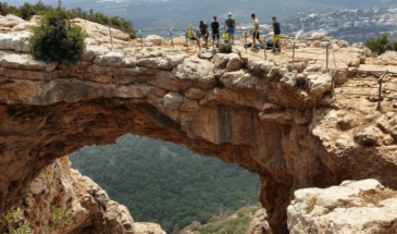 Jordanie randonnée : randonneurs sur les bords des montagnes face à une vue sur un imposant paysage lors d'une randonnée en Israël